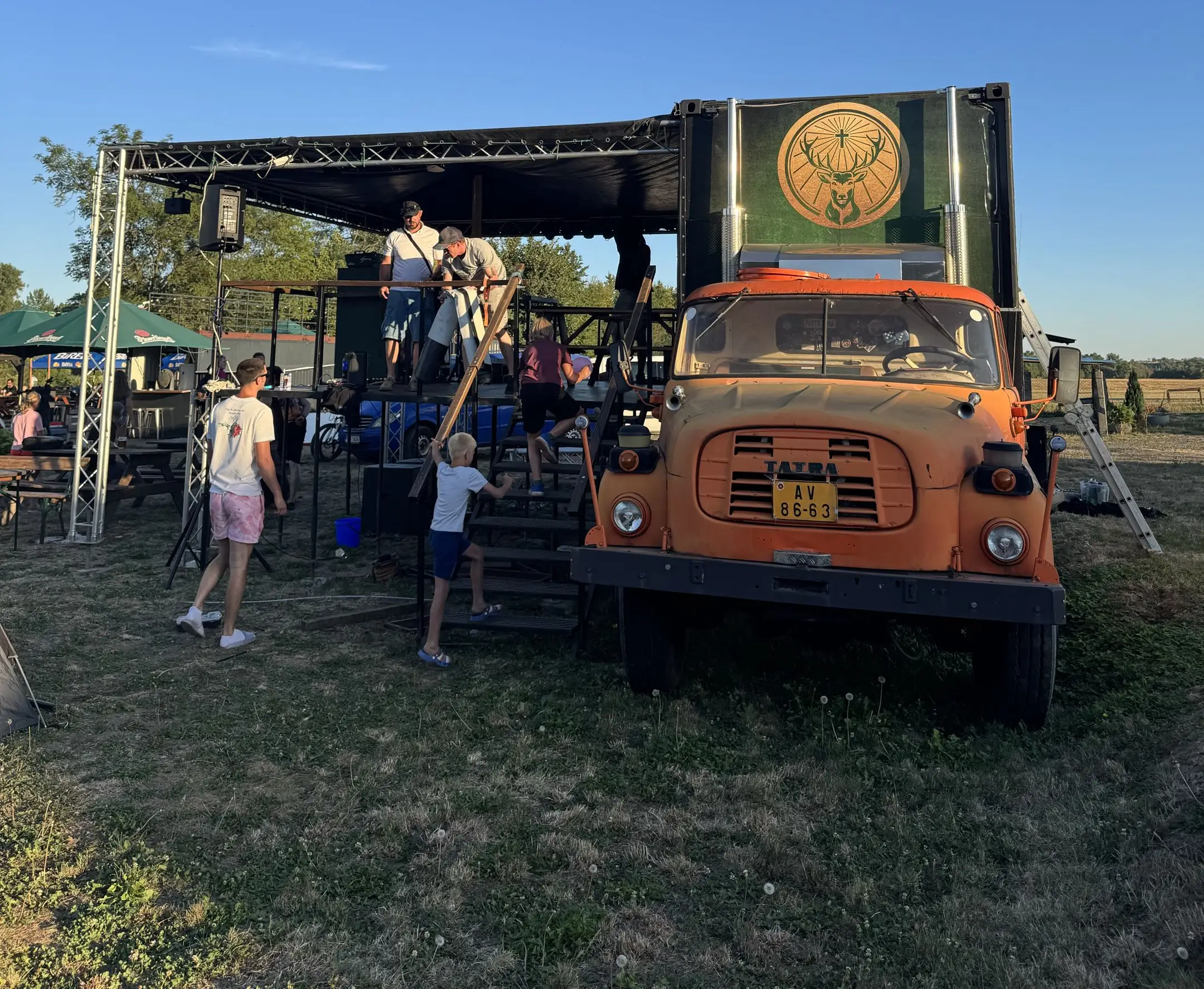 Brand aktivace na festivalu — Tatra 148 s polepem značky